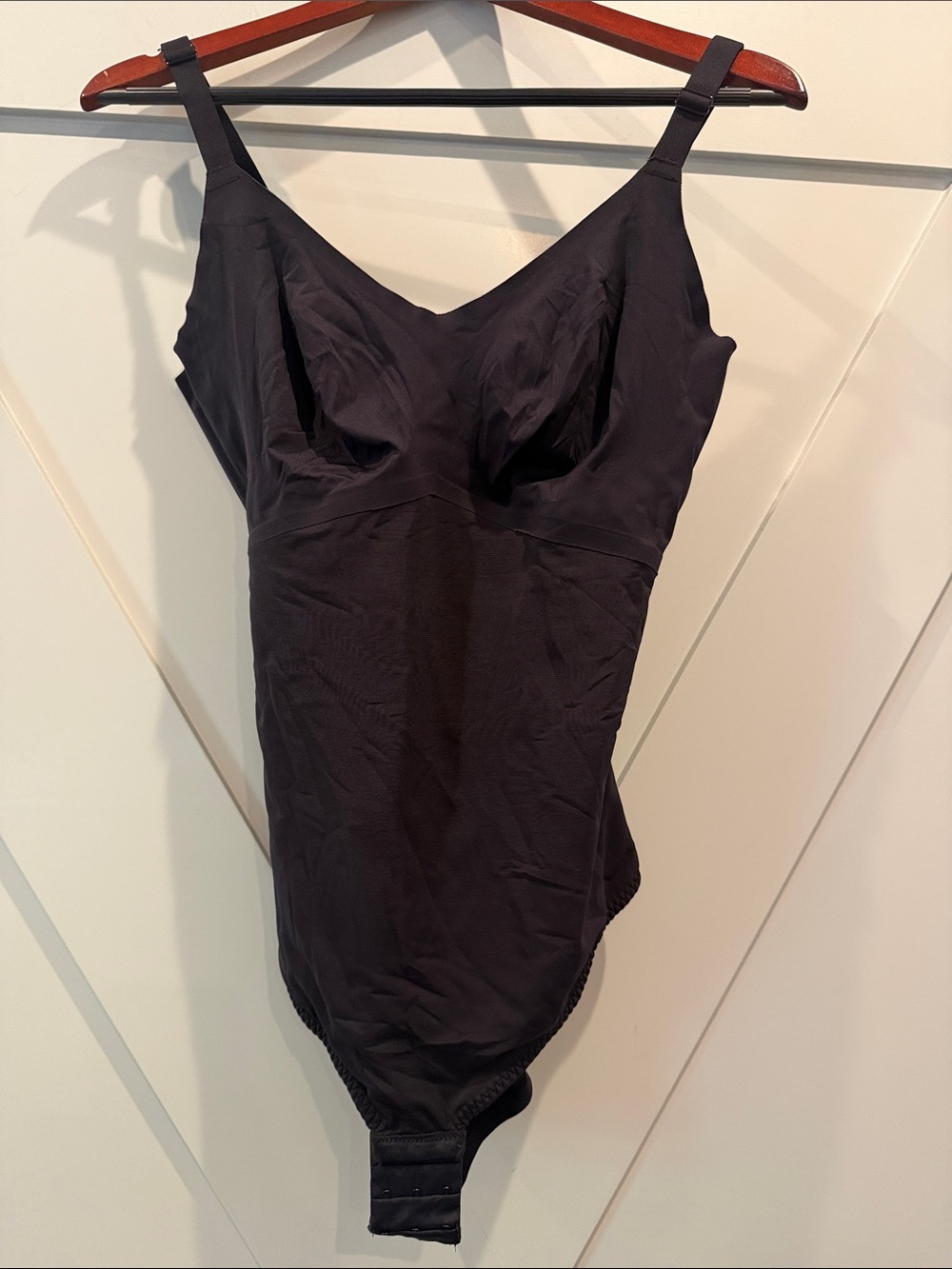 Black Women's Seamless Shaping Bodysuit with Adjustable Straps